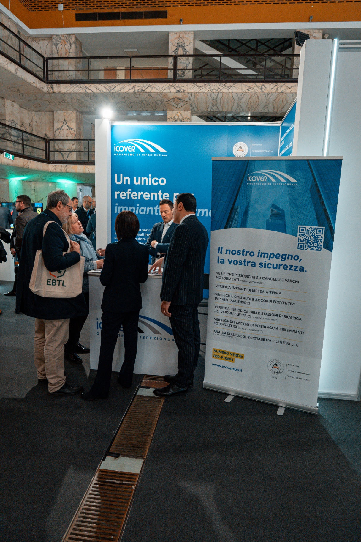 Professionista al lavoro su software BIM durante una sessione di certificazione