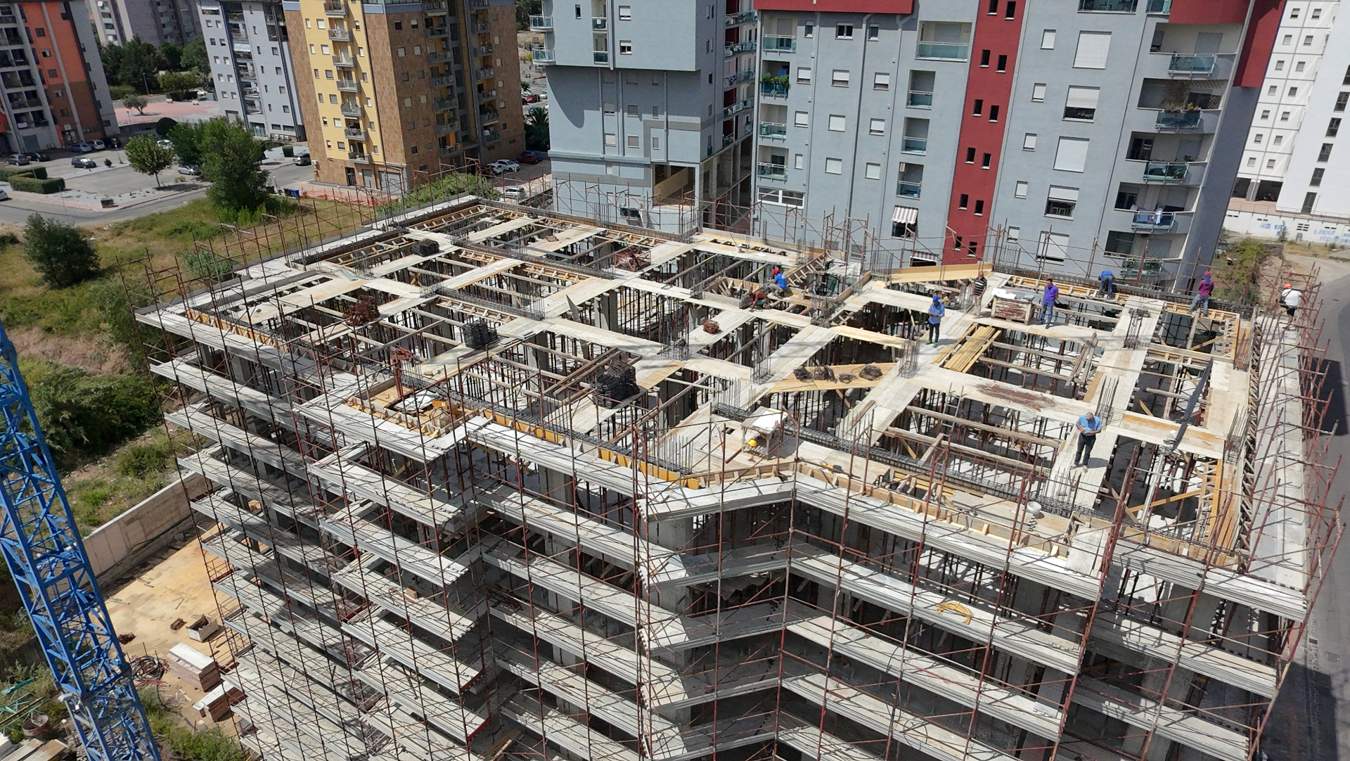 Vista aerea di un edificio residenziale in costruzione con ponteggi e strutture in cemento armato